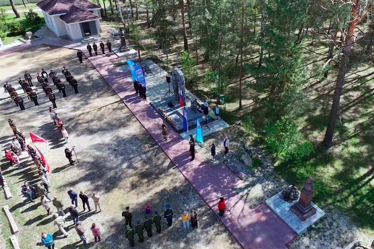В Ковровском районе развернули масштабную копию Знамени Победы