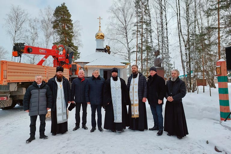 Освящен Крест и установлен купол